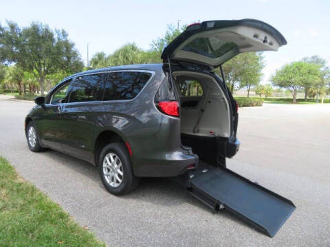 2022 Chrysler Voyager LX