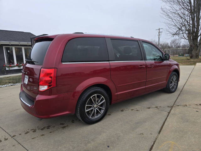 2016 Dodge Grand Caravan for sale at Bigfoot Auto in Hiawatha, IA