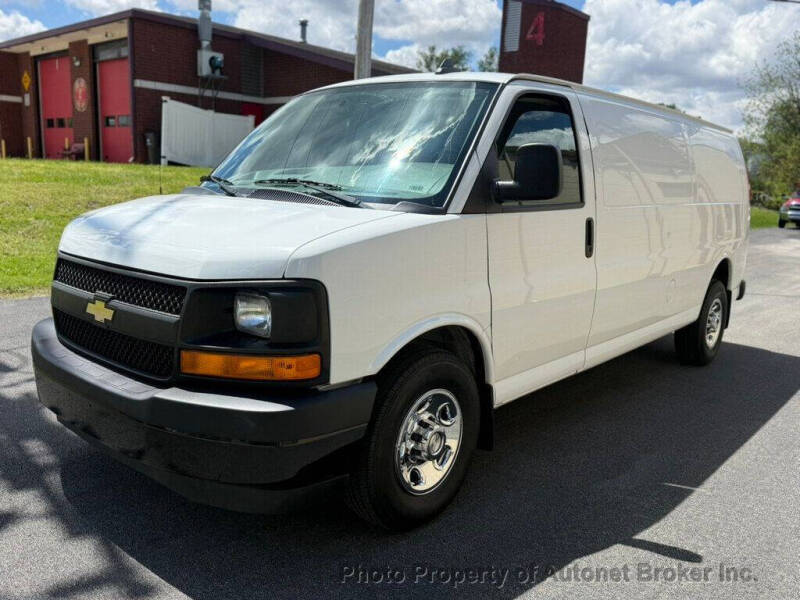 2017 Chevrolet Express 3500 Extended Work Van's photo