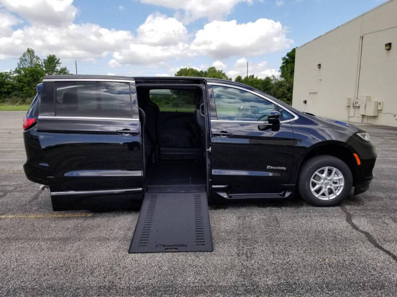 2025 Chrysler Pacifica Select