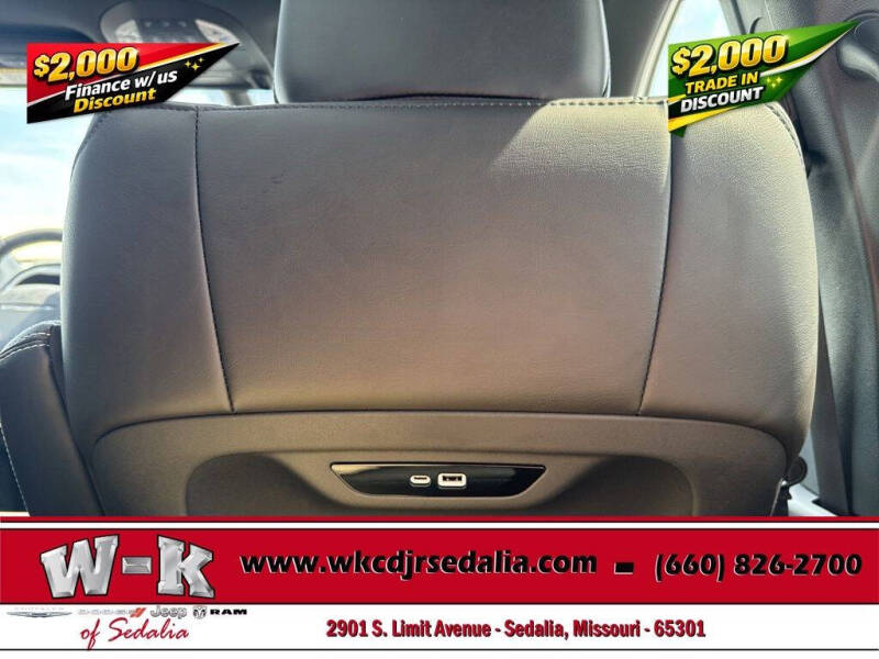 2027 Chrysler Pacifica Select