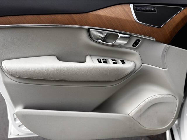 2021 Volvo XC90 T6 Momentum 7-Passenger