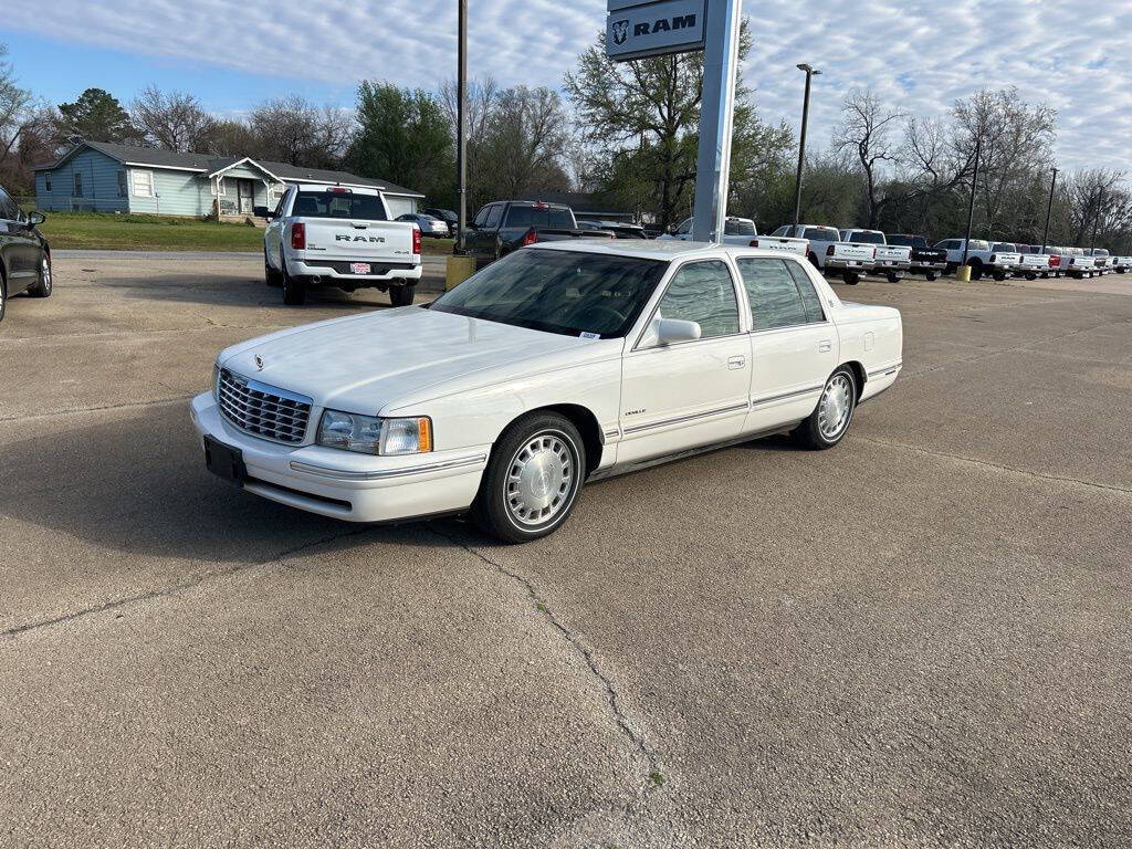 White 1997 Cadillac DeVille Base 4dr Sedan 1