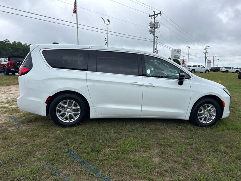 2027 Chrysler Pacifica Select