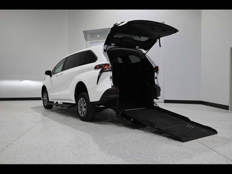 2025 Toyota Sienna LE 8-Passenger