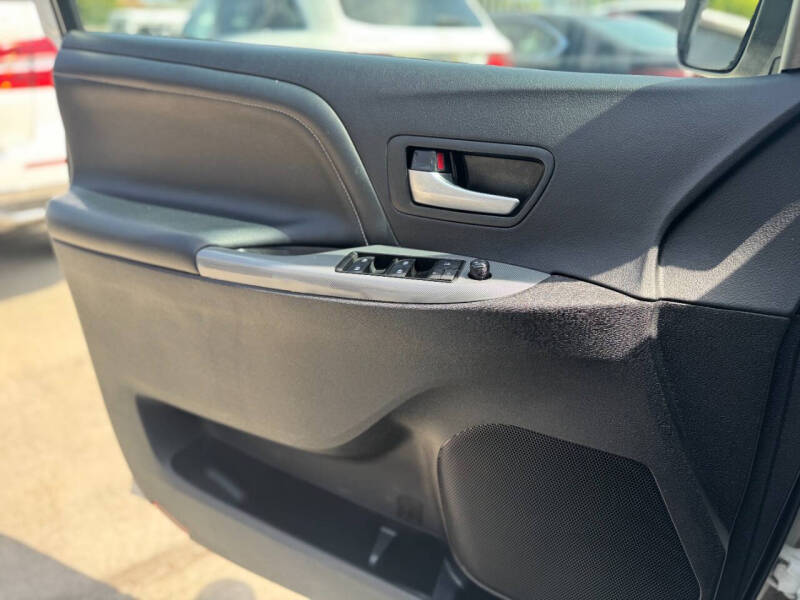 2017 Toyota Sienna SE 8-Passenger