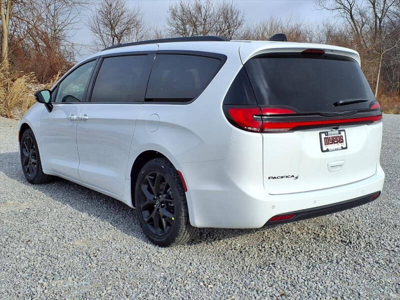 2026 Chrysler Pacifica Select