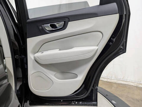 2024 Volvo XC60 B5 Ultimate Dark Theme