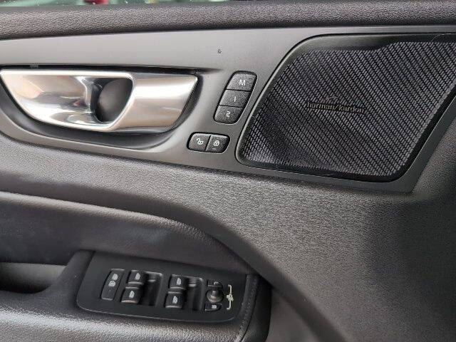 2022 Volvo XC60 B5 Momentum