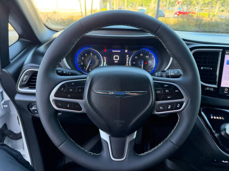 2025 Chrysler Pacifica Select