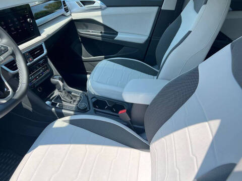 2025 Volkswagen Taos SE 4Motion