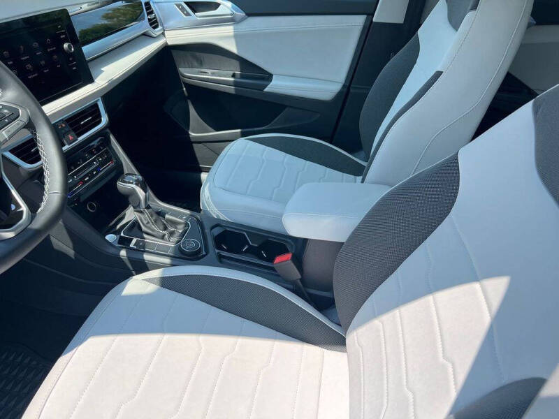 2025 Volkswagen Taos SE 4Motion