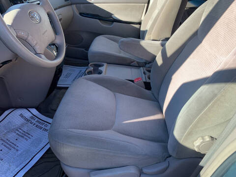 2005 Toyota Sienna LE 8 Passenger