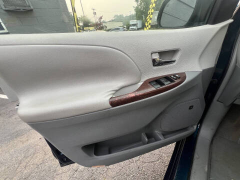 2011 Toyota Sienna XLE 7-Passenger Auto Access Seat
