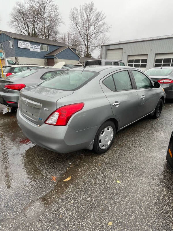 2012 Nissan Versa SV photo 4