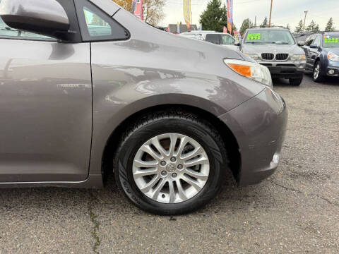 2016 Toyota Sienna XLE 8-Passenger