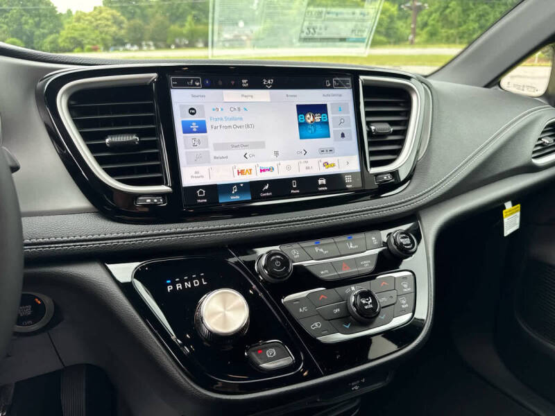 2027 Chrysler Pacifica Select