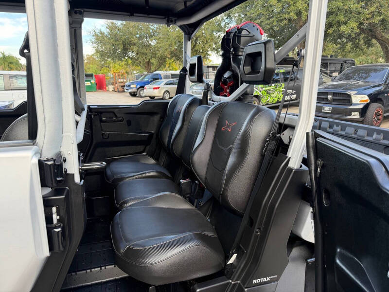 2024 Can-Am Defender Max X MR With Half Do