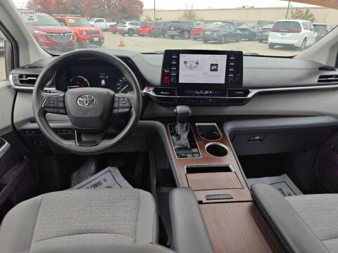 2022 Toyota Sienna LE 8-Passenger