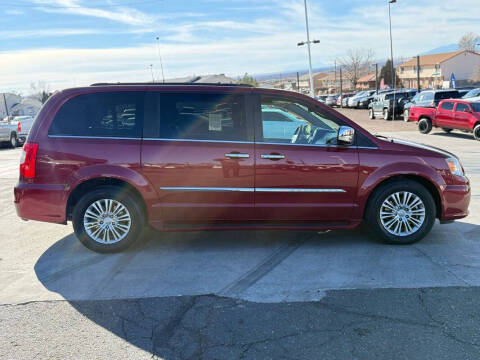 2015 Chrysler Town and Country Touring-L