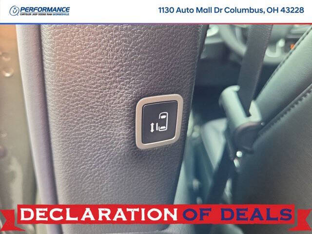 2027 Chrysler Pacifica Select