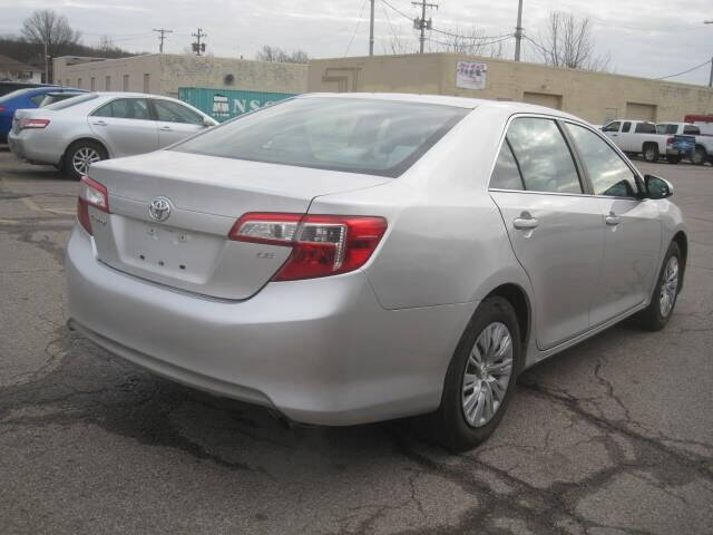 2013 Toyota Camry LE photo 3