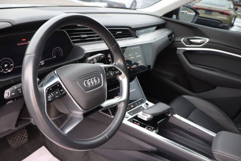 2021 Audi e-tron quattro Premium