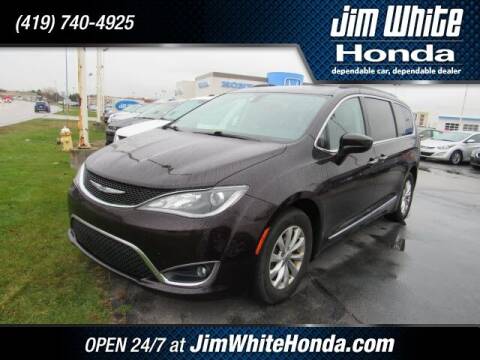 2017 Chrysler Pacifica for sale at The Credit Miracle Network Team at Jim White Honda in Maumee OH