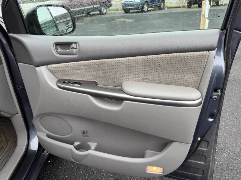 2009 Toyota Sienna LE 7-Passenger