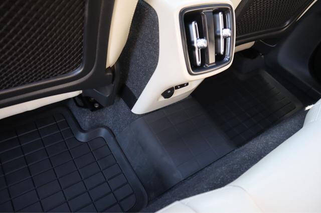 2023 Volvo XC40 B5 Ultimate Bright Theme