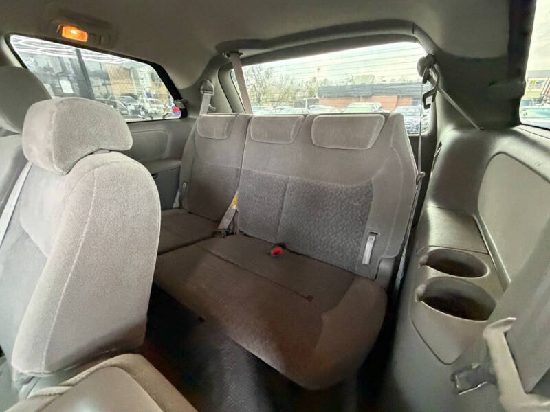 2005 Toyota Sienna LE 8 Passenger
