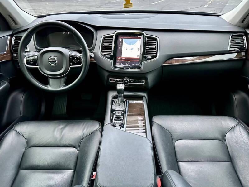 2016 Volvo XC90 T6 Momentum