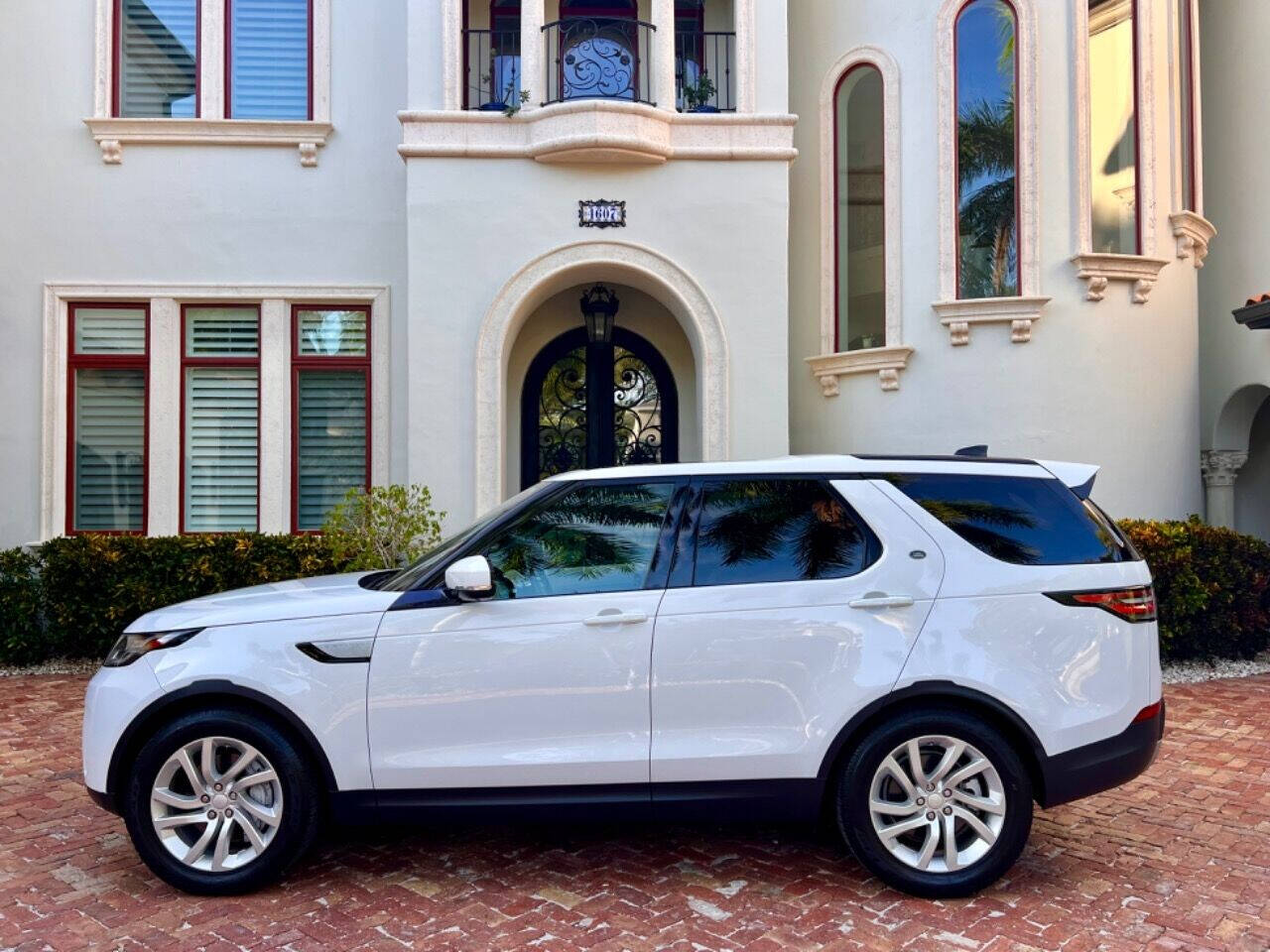 2018 Land Rover Discovery for sale at Signature Auto in Tampa, FL