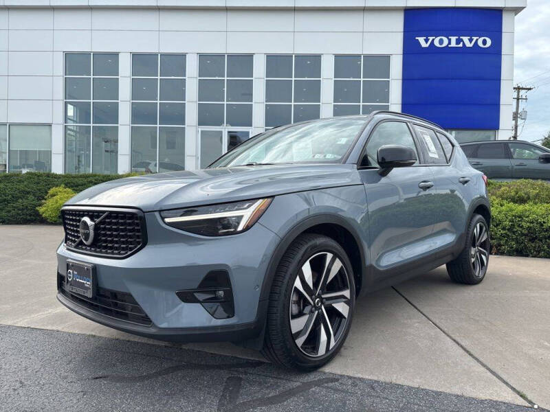 2023 Volvo XC40 B5 Ultimate Dark Theme