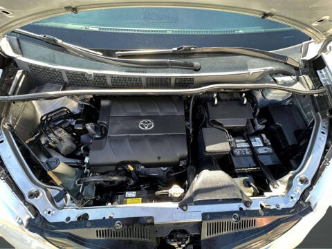 2013 Toyota Sienna LE 8-Passenger