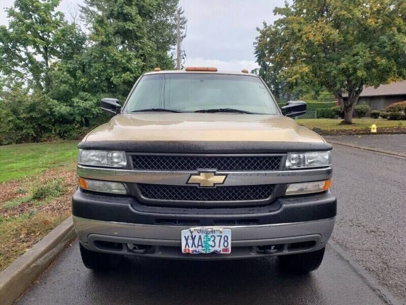 2001 Chevrolet Silverado 2500HD for sale at CLEAR CHOICE AUTOMOTIVE in Milwaukie OR