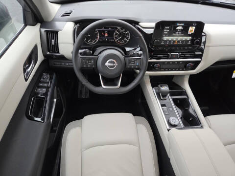 2025 Nissan Pathfinder SL