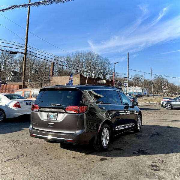 2017 Chrysler Pacifica Touring-L