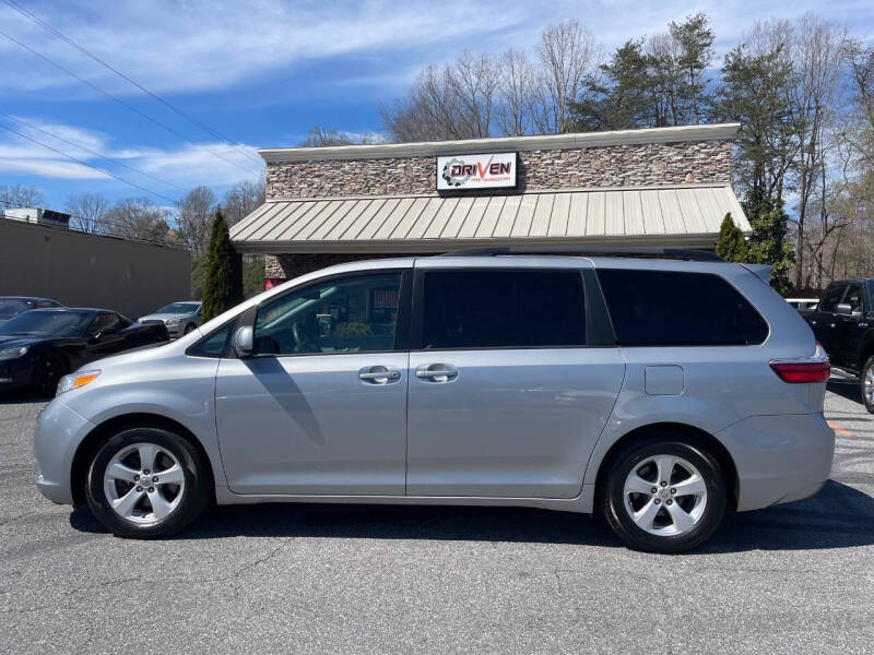 2017 Toyota Sienna LE 7-Passenger Auto Access Seat