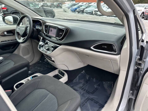 2022 Chrysler Voyager LX