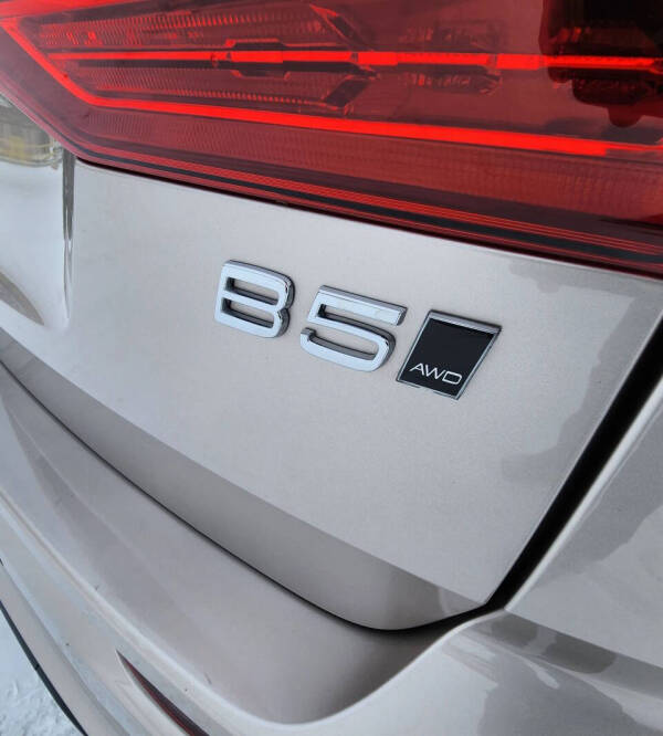 2025 Volvo XC60 B5 Core Dark Theme