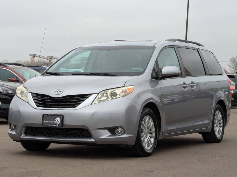 2014 Toyota Sienna XLE 7-Passenger Auto Access Seat