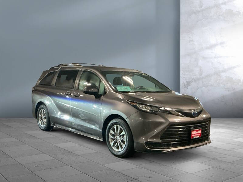 2023 Toyota Sienna LE 8-Passenger