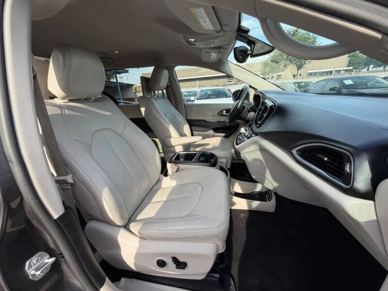 2017 Chrysler Pacifica Touring-L Plus