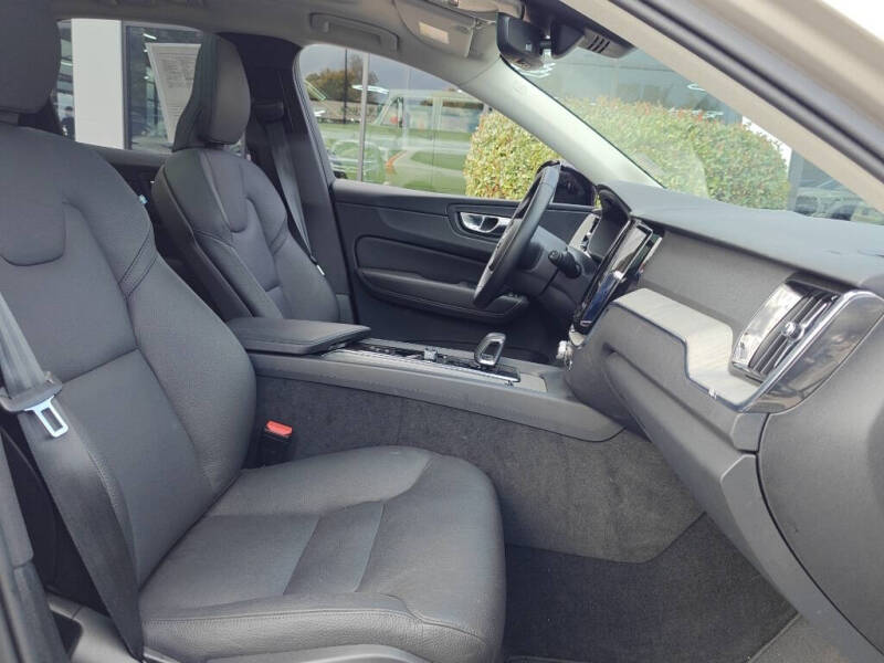 2025 Volvo XC60 B5 Plus Dark Theme