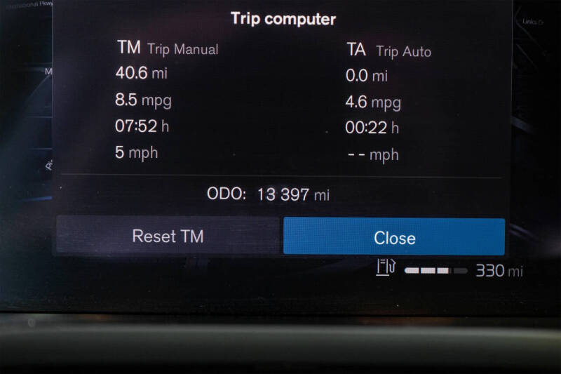 2023 Volvo XC60 B5 Ultimate Dark Theme