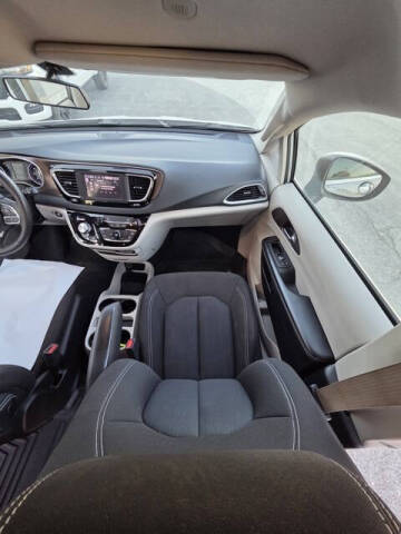 2022 Chrysler Voyager LX