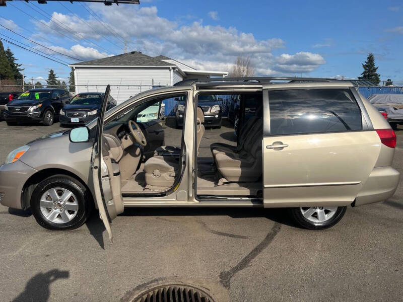 2004 Toyota Sienna LE 8 Passenger