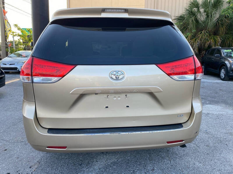 2012 Toyota Sienna LE 8-Passenger