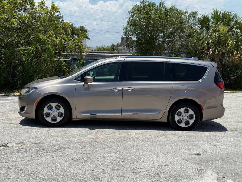 2017 Chrysler Pacifica Touring-L Plus